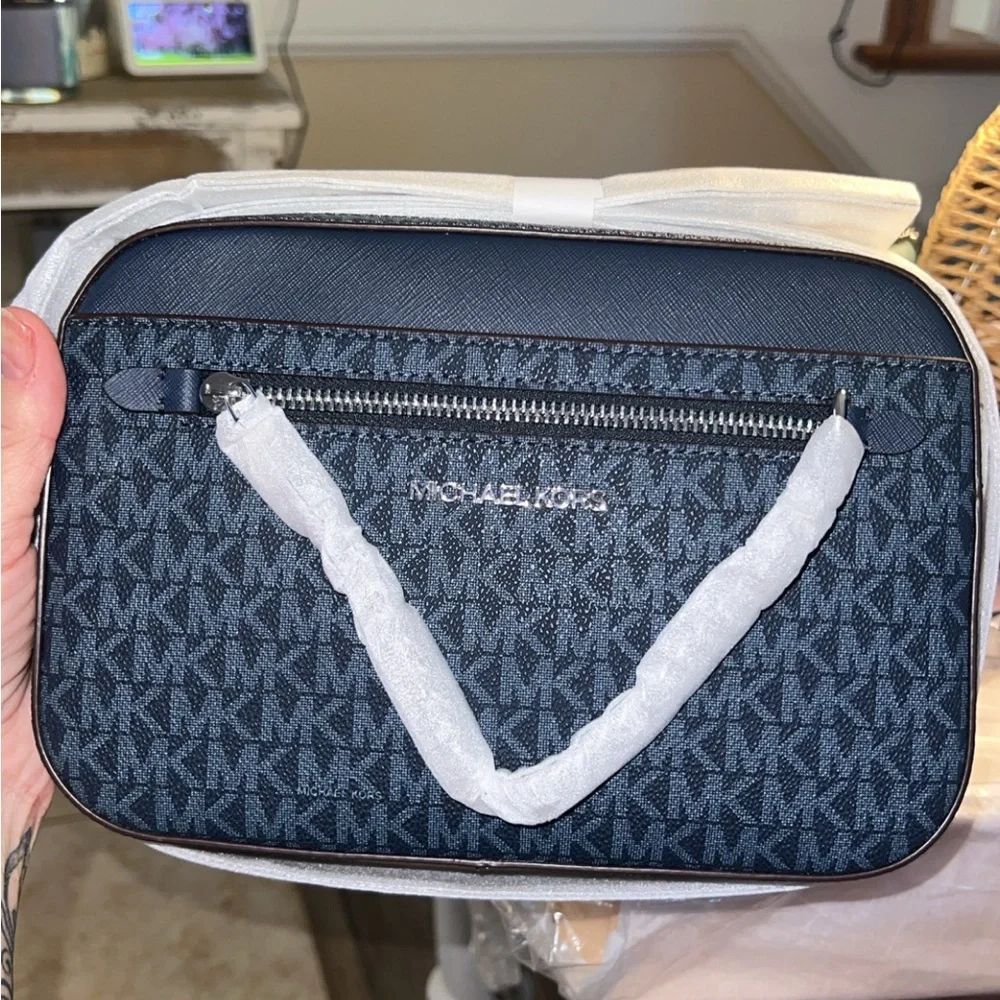 Michael Kors Jet Set Large East West Signature Leather Crossbody
Handbag - Picture 6 of 15